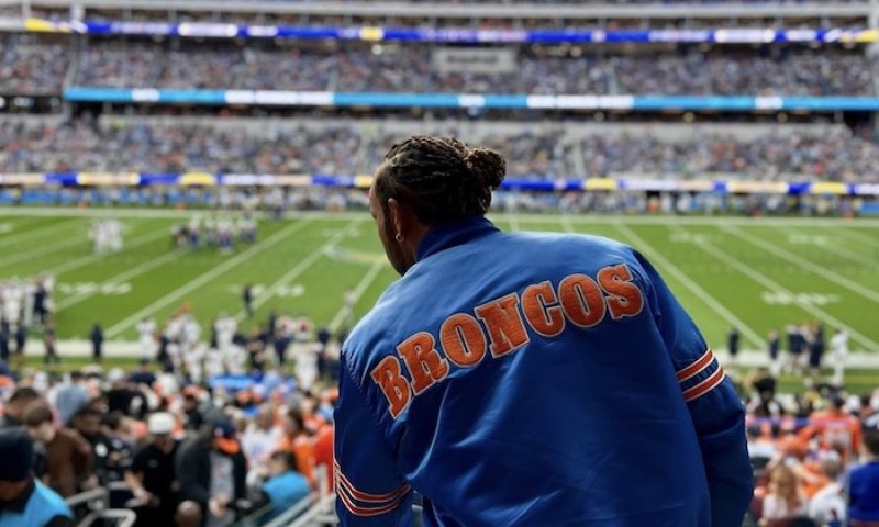 Super Bowl padl do náruče Formuli 1, Cadillac ukradl show NFL