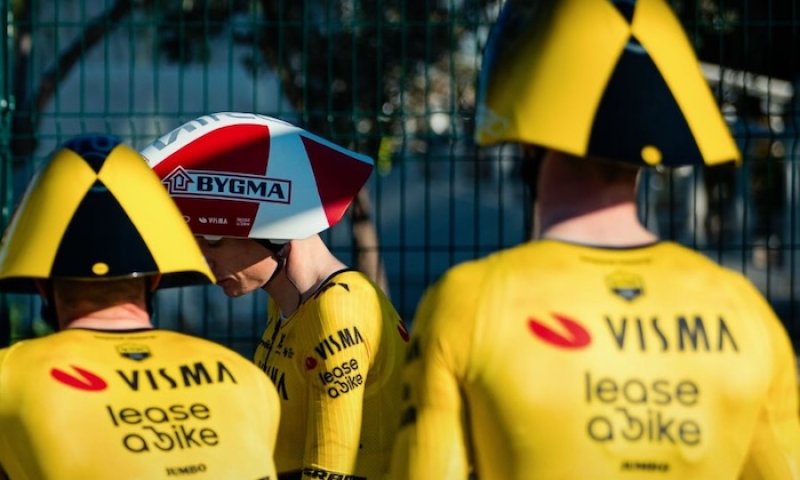 Rána pro favorita, závod Paříž - Nice se rozhořel: Vingegaard po časovce ztrácí 17 sekund, žlutý dres přebral Ayuso