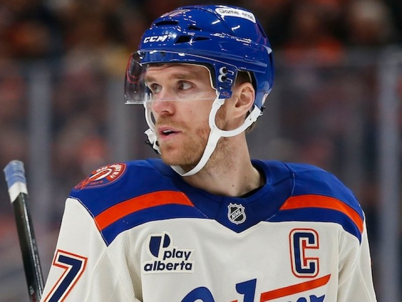 Kapitán pod palbou: Connor McDavid musel krotit emoce po slovech, která ranila jeho trenéry