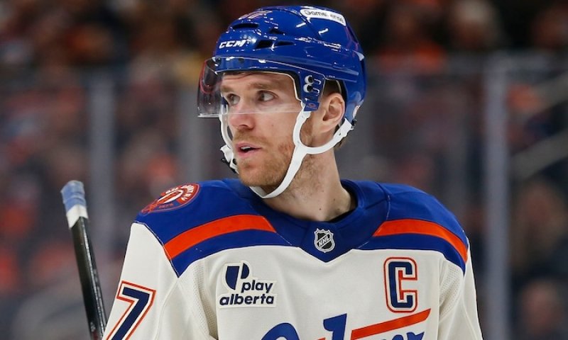 Král asistencí se mění v kanonýra. Kanadský génius McDavid už je jen tři góly od magické čtyřstovky!