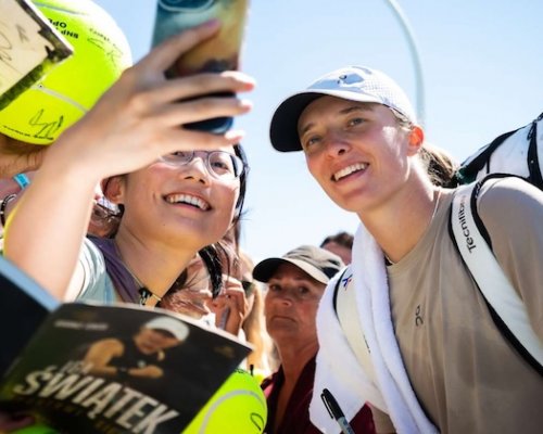 Realita v Kalifornii? Muchová bez brejkbolu a s kanárem! Świątek ukončila vítěznou šňůru "Federera v sukni" a postupuje drtivě dál