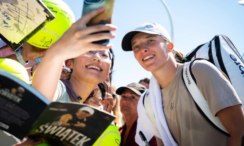 Realita v Kalifornii? Muchová bez brejkbolu a s kanárem! Świątek ukončila vítěznou šňůru "Federera v sukni" a postupuje drtivě dál