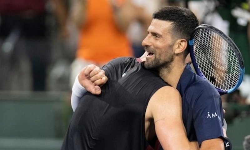 Tři hodiny války: Draper po epické bitvě vyřadil Djokoviće a jde na rozjetého Medveděva