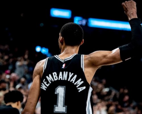 NBA má nový příběh sezony. Nelepší obránce ligy Wembanyama útočí na trůn Jokiće a Shai Gilgeouse-Alexandera