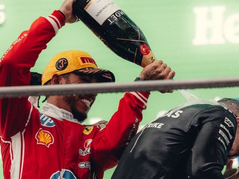 Hamilton poprvé vyhrál s Ferrari. V Barceloně ukončil čekání i sérii Antonelliho