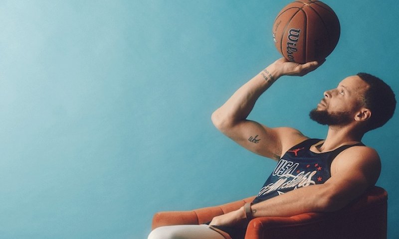 Warriors bez Curryho krvácí. Hvězda soutěže nezasáhla už do 17 utkání v řadě a trápení s neustálými změnami sleduje jen z lavičky