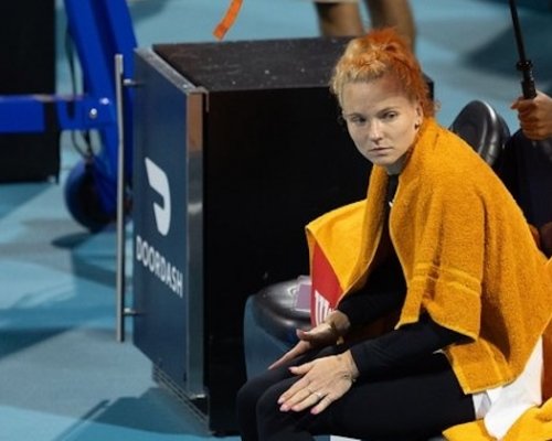 Tvrdý konec na Miami a odchod se slzami: Siniaková po pádu i porážce nezvládla závěr zápasu