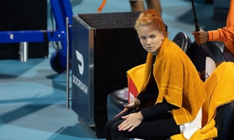 Tvrdý konec na Miami a odchod se slzami: Siniaková po pádu i porážce nezvládla závěr zápasu