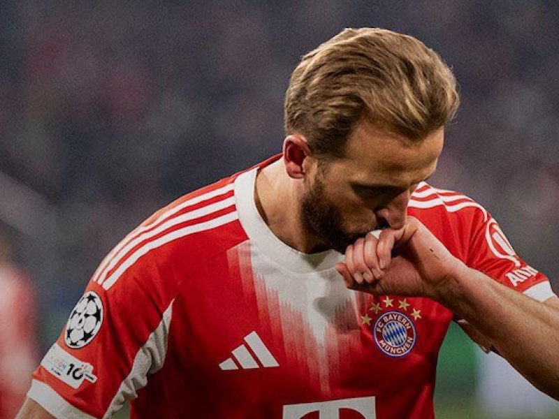 Penalta, hlavička a historie. Kane si v Allianz Areně došel pro číslo, na které čekalo celé Německo