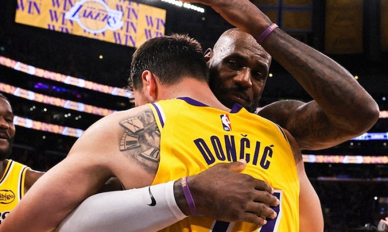 Show dvou králů! Dončič nastřílel 40 a LeBron 30 bodů! Rozjetí Lakers táhnou šňůru sedmi výher v řadě