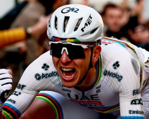 Pád, návrat a triumf ve sprintu o milimetry! Pogačar na pošesté ovládl San Remo a šokuje: Vrátím se jen na focacciu