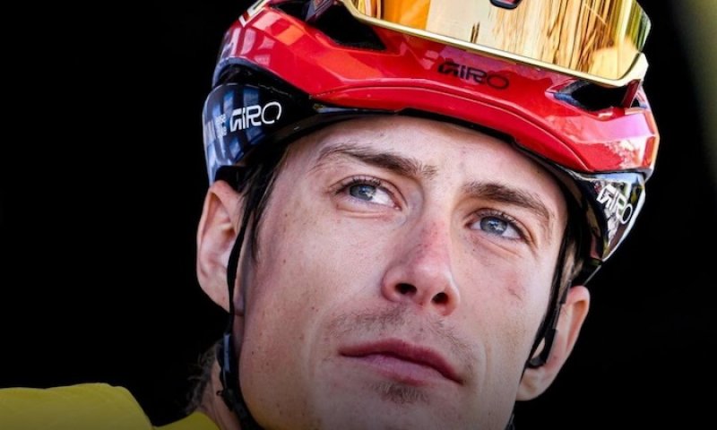 Drama v Katalánsku: Vingegaard nechtěl "krást" výhru, po šíleném přeletu Evenepoela přes řídítka zpomalil