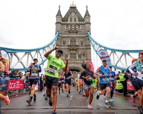 Londýn chce přepsat historii: maraton na dva dny, 100 tisíc běžců v ulicích a rekordní miliardy pro charitu