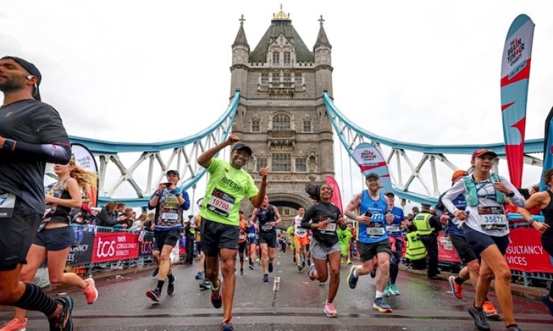 Londýn chce přepsat historii: maraton na dva dny, 100 tisíc běžců v ulicích a rekordní miliardy pro charitu