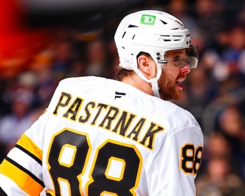 Český knockout v Buffalu! Pastrňák bodoval pojedenácté v řadě a řídil vítězný comeback Bostonu, v prodloužení dorazil Sabres Zacha