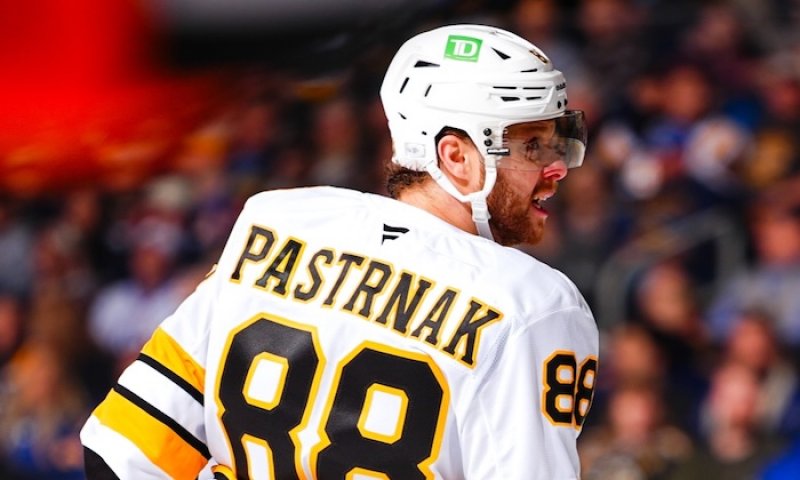 Český knockout v Buffalu! Pastrňák bodoval pojedenácté v řadě a řídil vítězný comeback Bostonu, v prodloužení dorazil Sabres Zacha