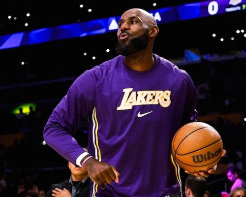 Tohle ještě NBA nezažila. Rodinná magie Lakers vygenerovala historicky první asistenci otce a syna a to by bylo, aby u toho nebyl LeBron