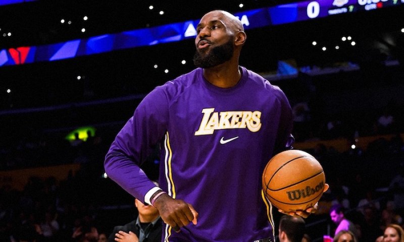 Tohle ještě NBA nezažila. Rodinná magie Lakers vygenerovala historicky první asistenci otce a syna a to by bylo, aby u toho nebyl LeBron