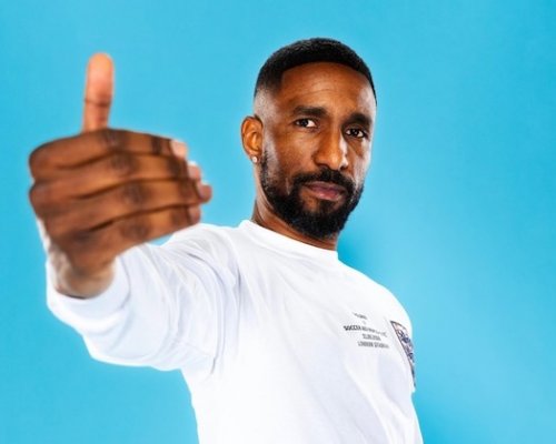 Nechybí mu nadšení ani inovativní přístup. Defoe se stává trenérem a v páté lize přebírá klub s obrovským potenciálem