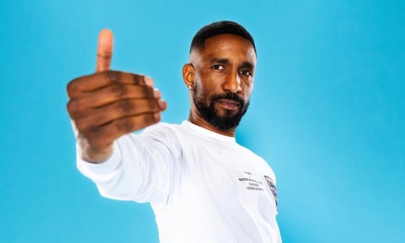 Nechybí mu nadšení ani inovativní přístup. Defoe se stává trenérem a v páté lize přebírá klub s obrovským potenciálem