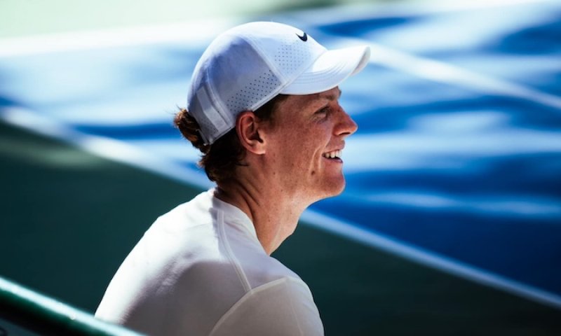 Dokonalý měsíc! 12:0 na zápasy a 24:0 na sety. Sinner má nejlepší hodnoty na okruhu, jeho servis evokuje zbraň hromadného ničení