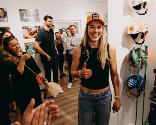 Vlhová mezi fanoušky: Na vesnickém fotbale rozdávala podpisy a naznačila plán návratu. Opět zařazuje i obří slalom