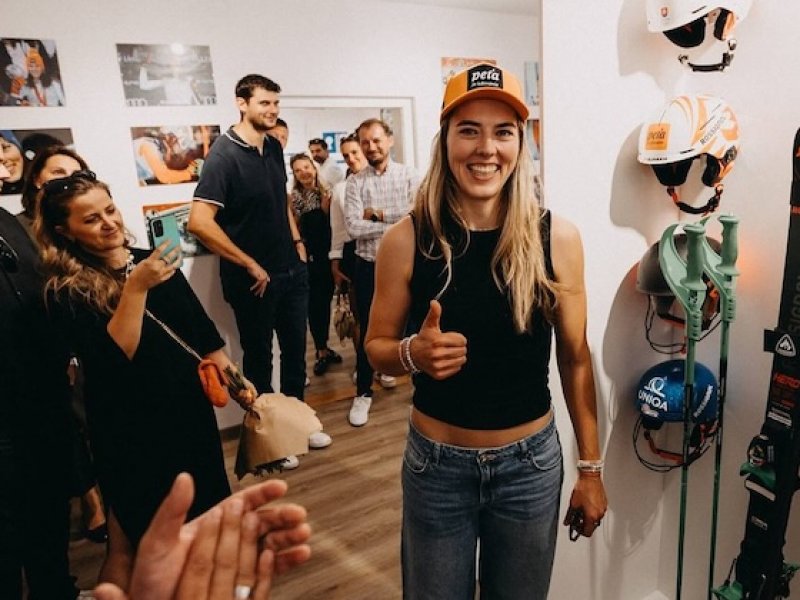 Vlhová mezi fanoušky: Na vesnickém fotbale rozdávala podpisy a naznačila plán návratu. Opět zařazuje i obří slalom