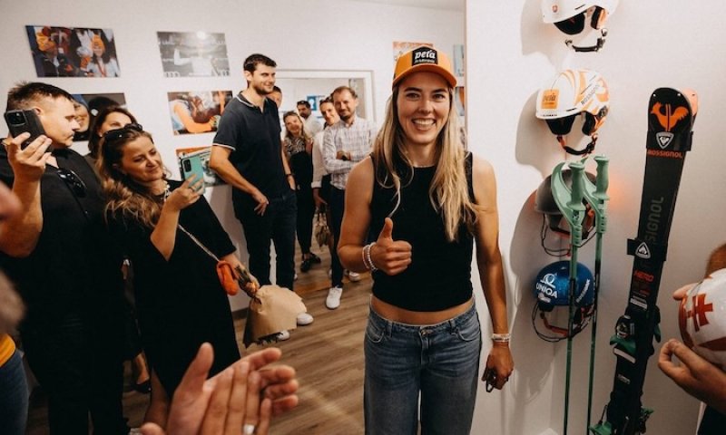 Vlhová mezi fanoušky: Na vesnickém fotbale rozdávala podpisy a naznačila plán návratu. Opět zařazuje i obří slalom