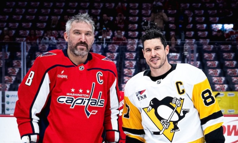 "Ještě jeden rok," skandovala hala. Místo gólu č. 930 přišla asistence č. 757. Ovečkin čelil posté Crosbymu a šel s ním i na buly