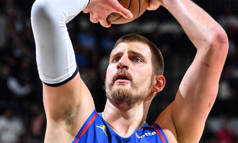 Šílený výkon! Zapomeňte na Chamberlaina, Jokić jako první v dějinách ovládl dvě klíčové statistiky NBA