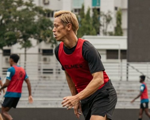 Honda si těsně před čtyřicítkou znovu nazul kopačky a v Singaporu míří za titulem i zápisem do Guinnessovy knihy rekordů