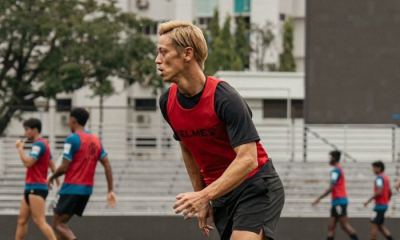 Honda si těsně před čtyřicítkou znovu nazul kopačky a v Singaporu míří za titulem i zápisem do Guinnessovy knihy rekordů