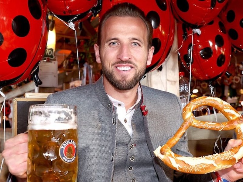 Zbývá mu rok. Tábor kolem Kanea chce jedno číslo, Bayern nabízí jiné