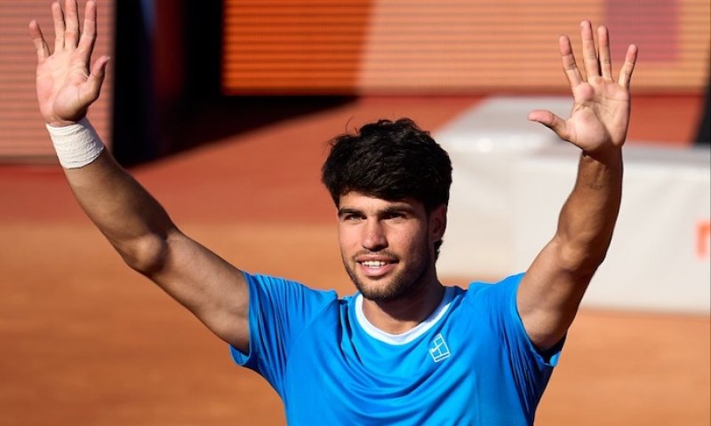 Šok v Barceloně! Alcaraz odstoupil, sen o rychlém návratu na trůn padl a Macháč dostal čtvrtfinále zadarmo