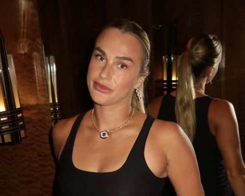 Proč klečí po každé výhře? Sabalenková otevřeně o smrti otce: Víra ji změnila. Teď zpomaluje kvůli zranění