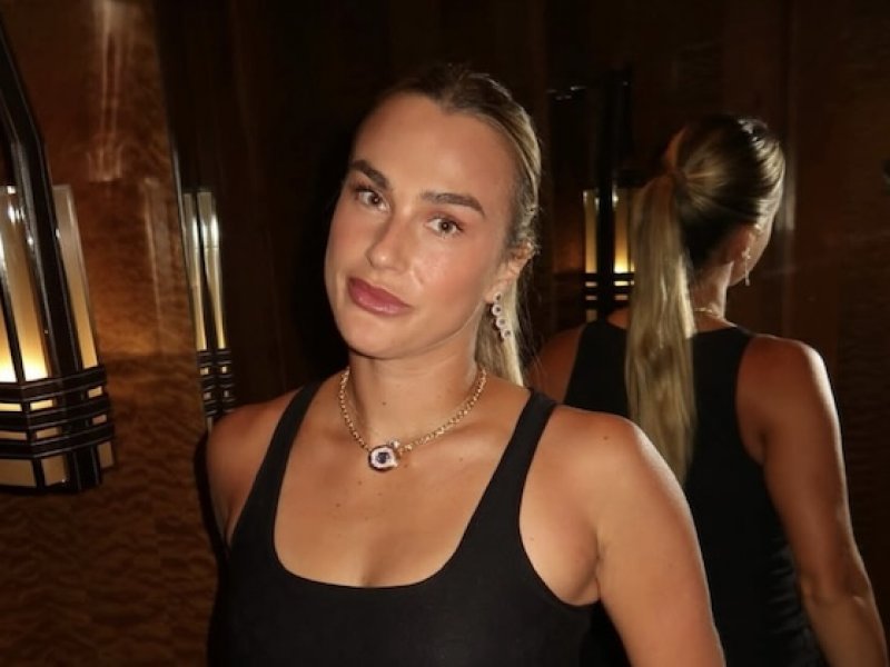 Proč klečí po každé výhře? Sabalenková otevřeně o smrti otce: Víra ji změnila. Teď zpomaluje kvůli zranění