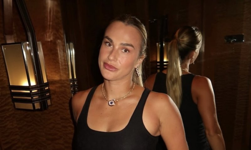 Proč klečí po každé výhře? Sabalenková otevřeně o smrti otce: Víra ji změnila. Teď zpomaluje kvůli zranění