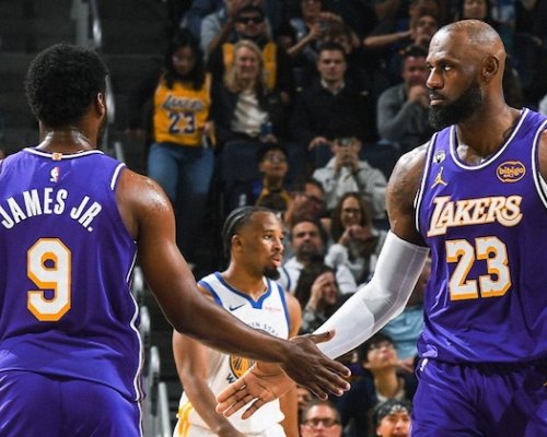 Neuvěřitelný moment: otec a syn spolu v play off NBA. Moje máma mohla sledovat svého syna a vnuka v play off, to je šílený, zářil LeBron