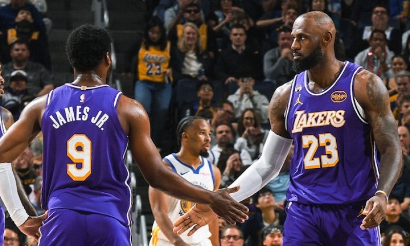 Neuvěřitelný moment: otec a syn spolu v play off NBA. Moje máma mohla sledovat svého syna a vnuka v play off, to je šílený, zářil LeBron