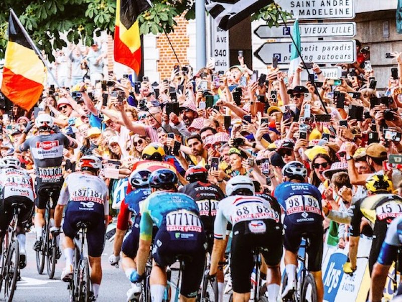 Krásná podívaná, ale rozbitý systém? Cyklistika na křižovatce: miliardový sport, který se bojí změny a ostatní mu ujíždějí