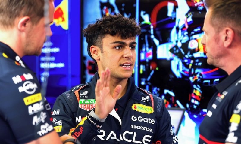 Z formule na skateboard: nejmladší Brit ve Formuli 1 už umí jezdit na rampách a do konce roku chce umět i kickflip