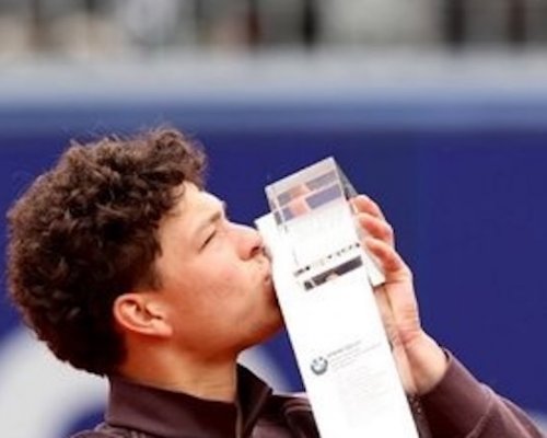 Shelton si připsal největší antukový titul své kariéry. Prolomil čtyřiadvacetileté čekání a navázal na Agassiho