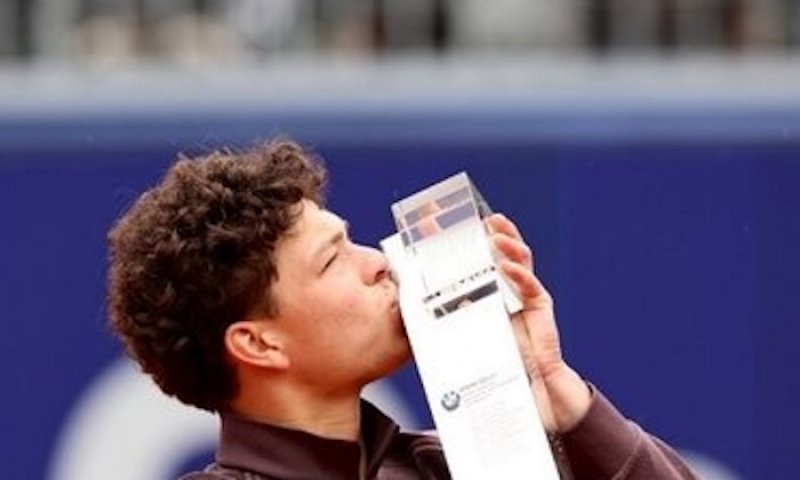 Shelton si připsal největší antukový titul své kariéry. Prolomil čtyřiadvacetileté čekání a navázal na Agassiho