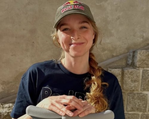 Nahrazení ploténky implantátem a zpevnění obratle pomocí šroubů. Davidovou nyní česká 6 týdnů absolutní klid