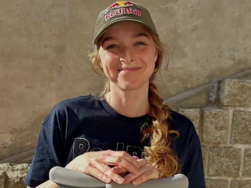 Nahrazení ploténky implantátem a zpevnění obratle pomocí šroubů. Davidovou nyní česká 6 týdnů absolutní klid