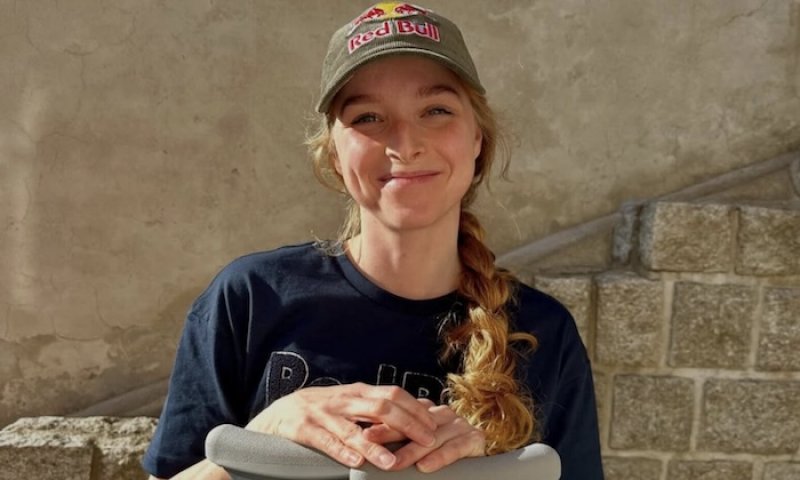 Nahrazení ploténky implantátem a zpevnění obratle pomocí šroubů. Davidovou nyní česká 6 týdnů absolutní klid