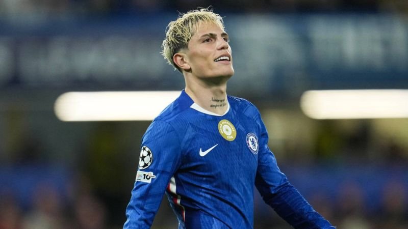 Měl být posilou do ofenzivy, teď visí ve vzduchu odchod. Garnacho v Chelsea nechytil dech