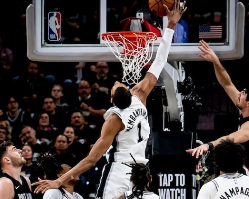 Hala na moment stichla a hvězdný Wembanyama skončil otřesený. Spurs přišli o svou věž a série se láme