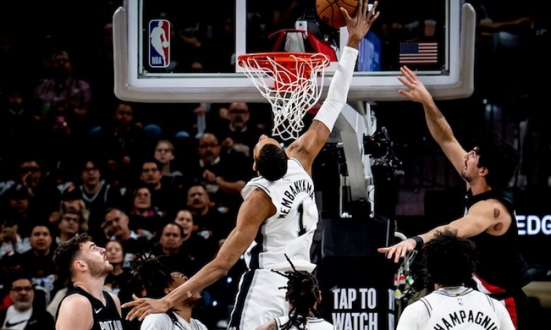 Hala na moment stichla a hvězdný Wembanyama skončil otřesený. Spurs přišli o svou věž a série se láme