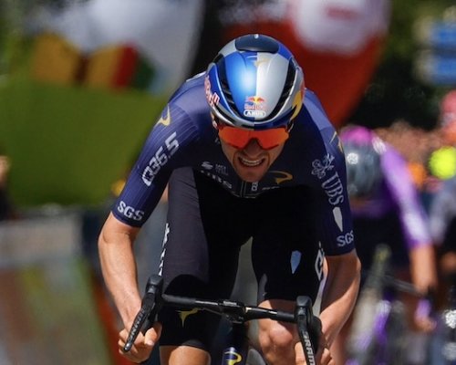 Ještě nedávno zažil děsivý pád, nyní slaví. Neuvěřitelný návrat britské hvězdy Pidcocka přišel těsně před jedním z vrcholů jara